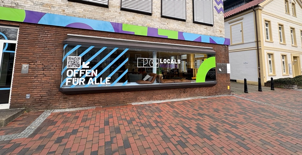 Ein Foto der Fassade des Gebäudes am Hauptkanal in Papenburg.